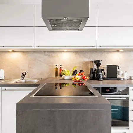 6 Person In Apartman